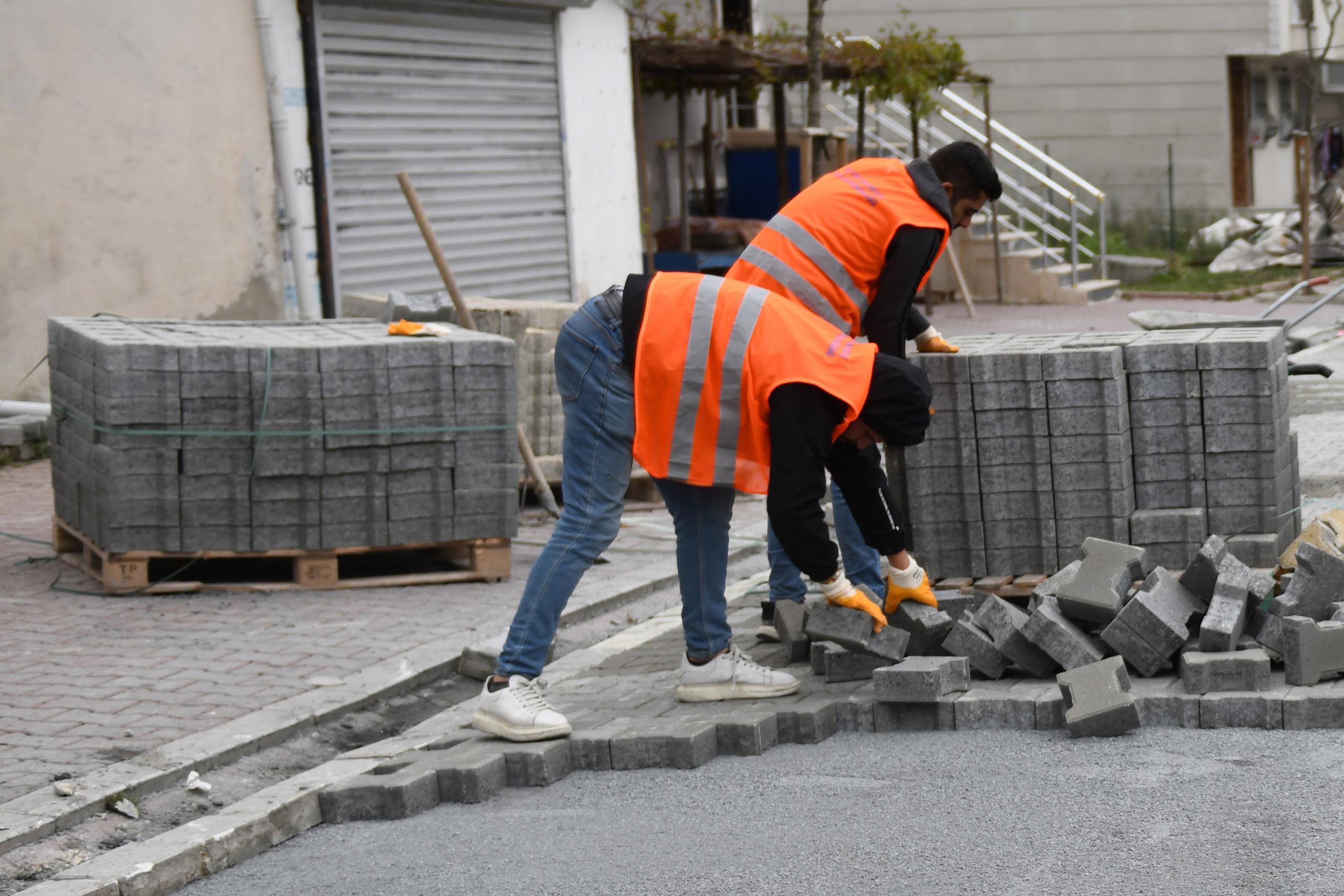 ESENYURT’TA TAHRİP OLAN YOLLAR YENİLENİYOR