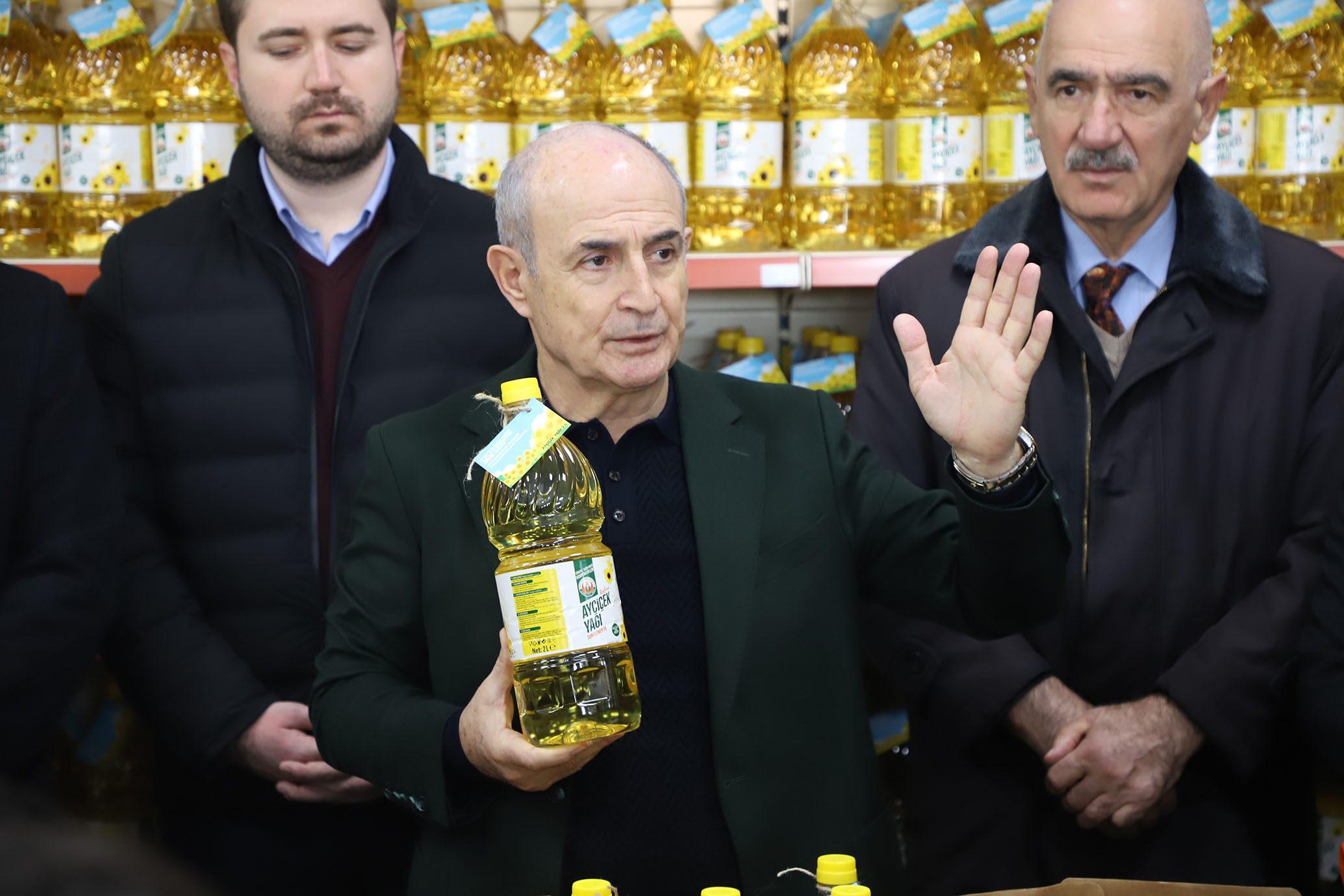 BÜYÜKÇEKMECE BELEDİYESİ ÜRETTİĞİ 8 TON AYÇİÇEK YAĞINI VATANDAŞA DAĞITIYOR!