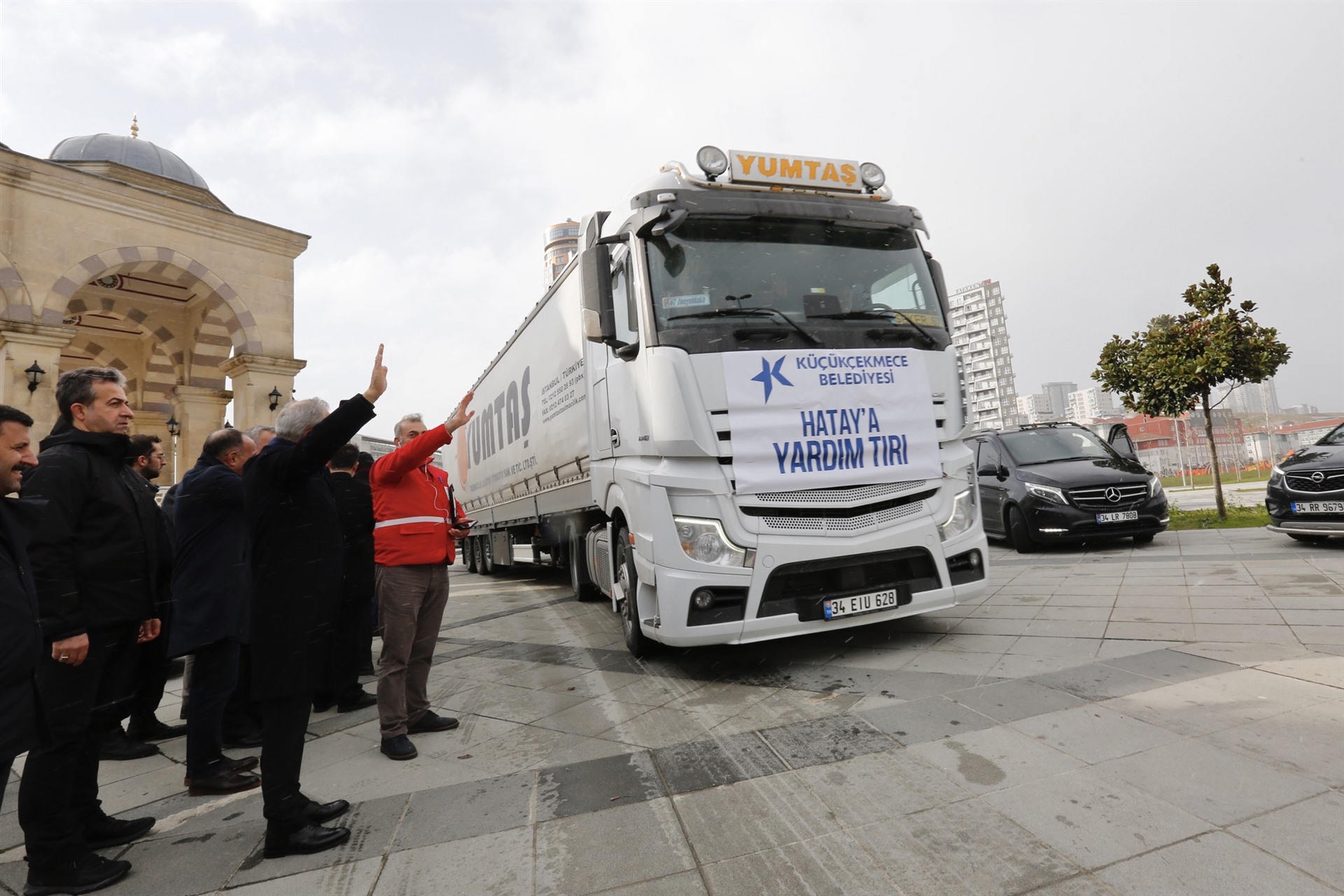 KÜÇÜKÇEKMECE’DEN YARDIM TIRLARI AFET BÖLGESİNE DOĞRU YOLA ÇIKTI