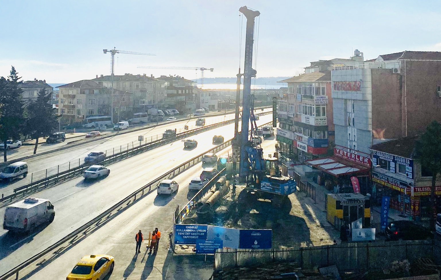 BÜYÜKÇEKMECE’NİN İKİ YAKASINI BİRLEŞTİREN ÜST GEÇİTİN YAPIMINA NİHAYET BAŞLANDI…