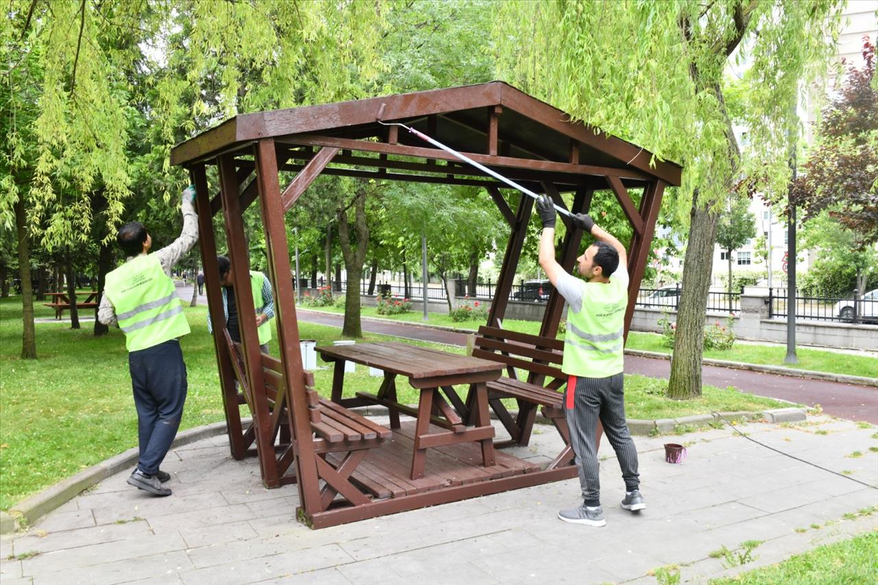 ESNYURT’TA PARKLAR ÇİÇEK VE BİTKİLERLE SÜSLENİYOR