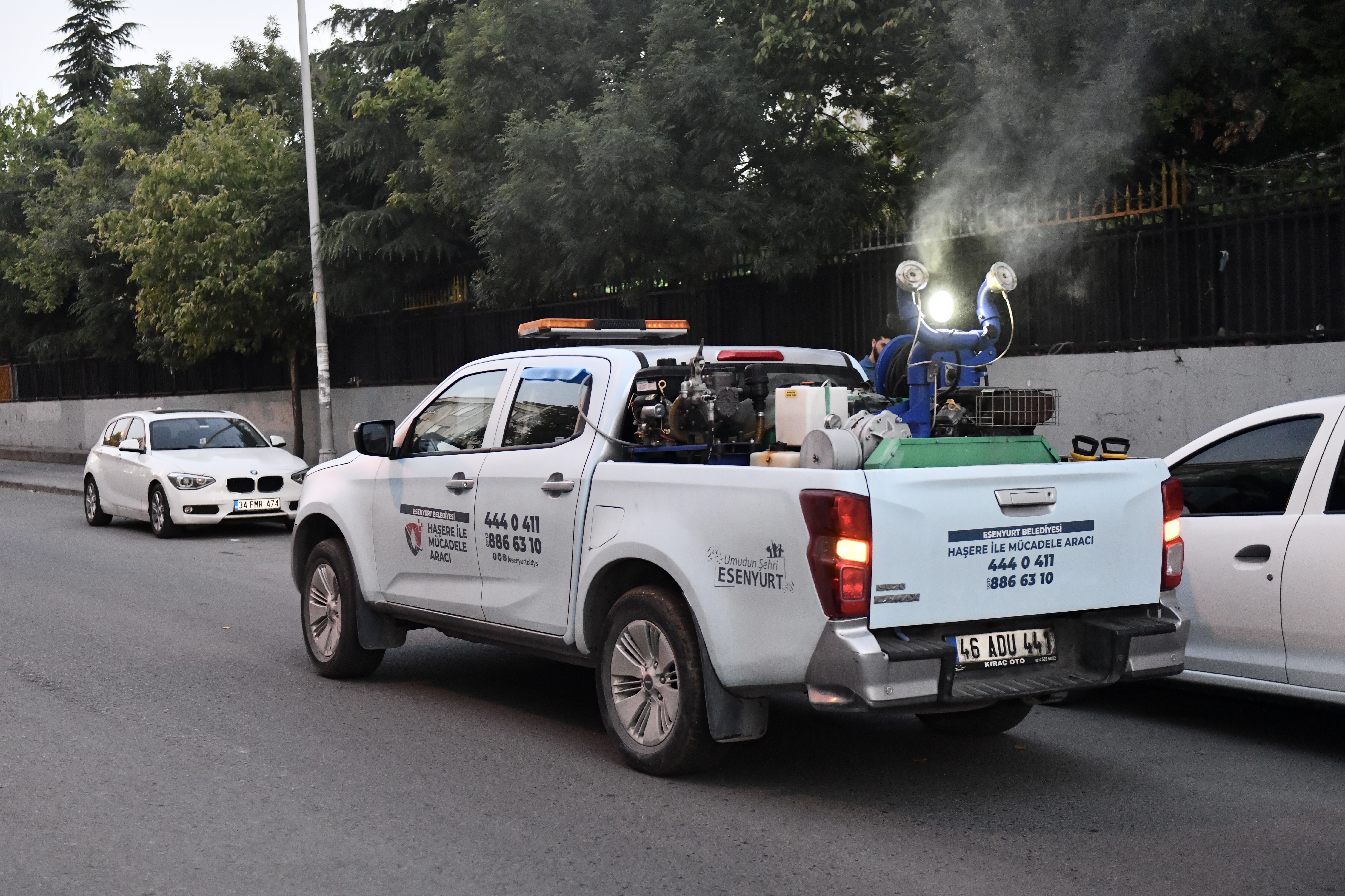 SİNEK VE HAŞERELERE KARŞI İLAÇLAMA ÇALIŞMALARI ARALIKSIZ DEVAM EDİYOR