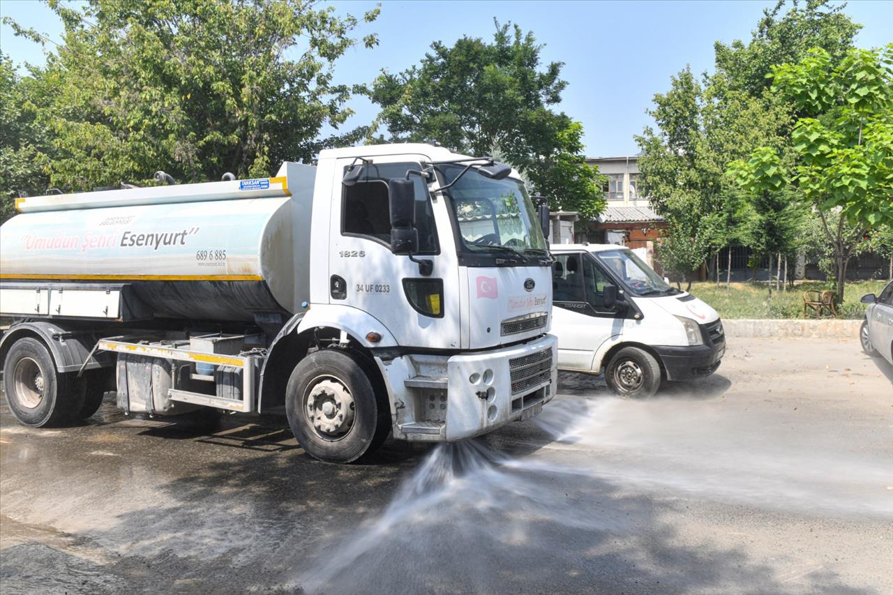 ESENYURT’TA İLAÇLAMA VE YIKAMA ÇALIŞMALARI SÜRÜYOR