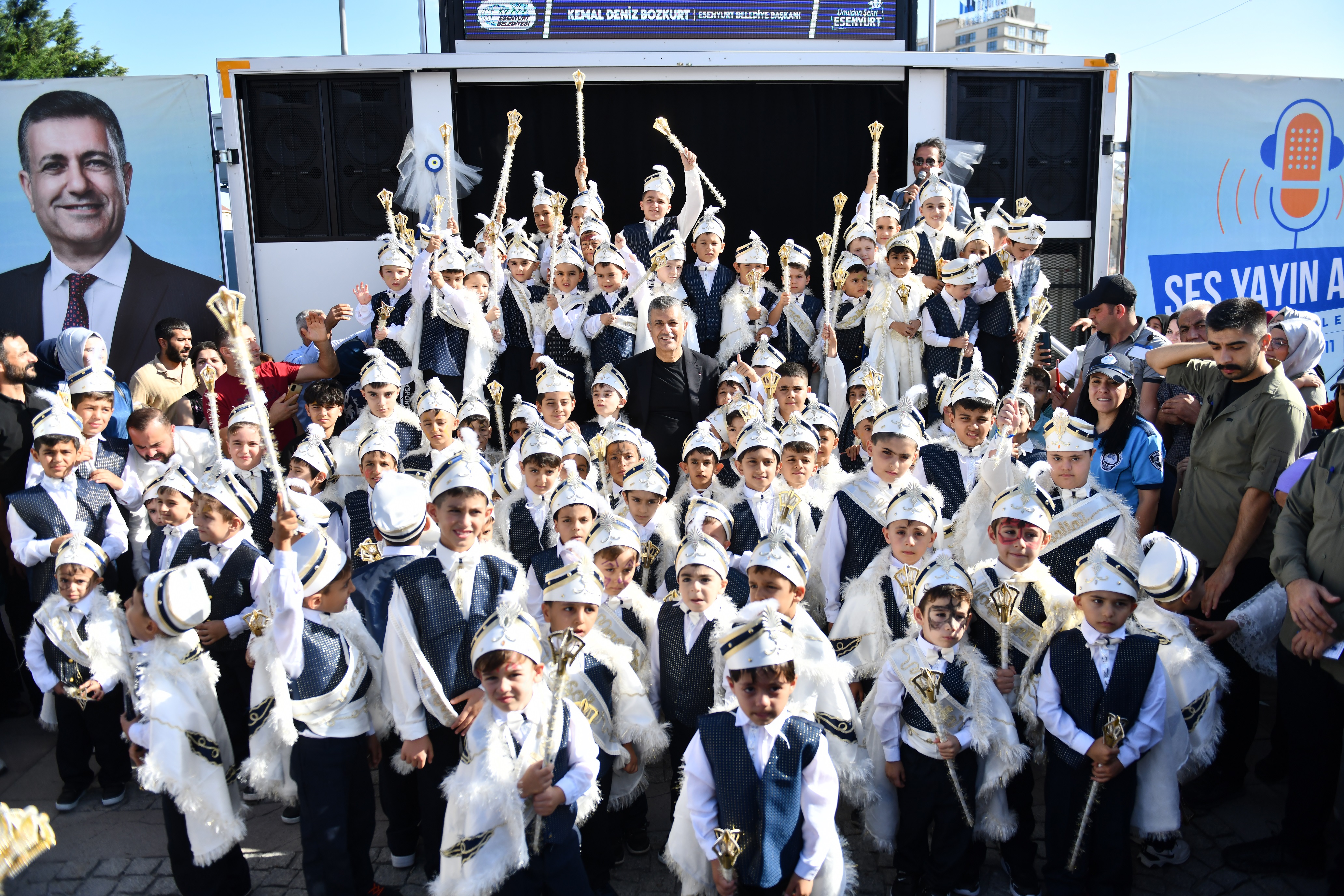 ESENYURTLU MİNİKLER SÜNNET ŞÖLENİNDE GÖNÜLLERİNCE EĞLENDİ