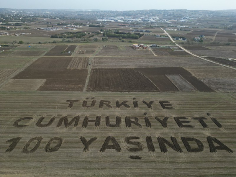 SİLİVRİ’DE DEVASA “CUMHURİYET 100 YAŞINDA” YAZISI