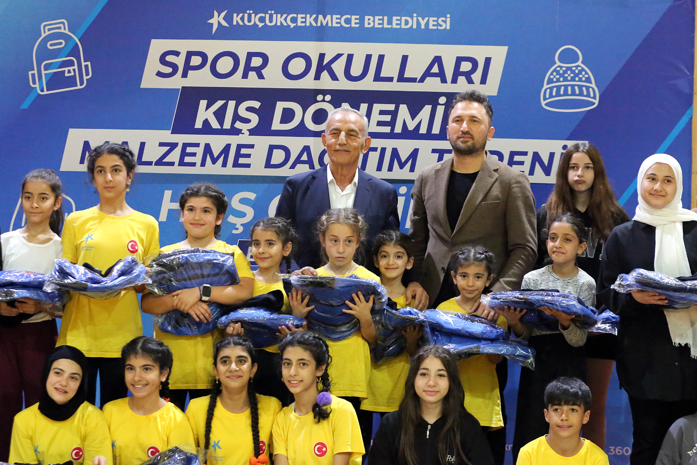 KÜÇÜKÇEKMECE’DE 3 BİN 600 ÖĞRENCİYE SPOR MALZEMESİ DAĞITILDI