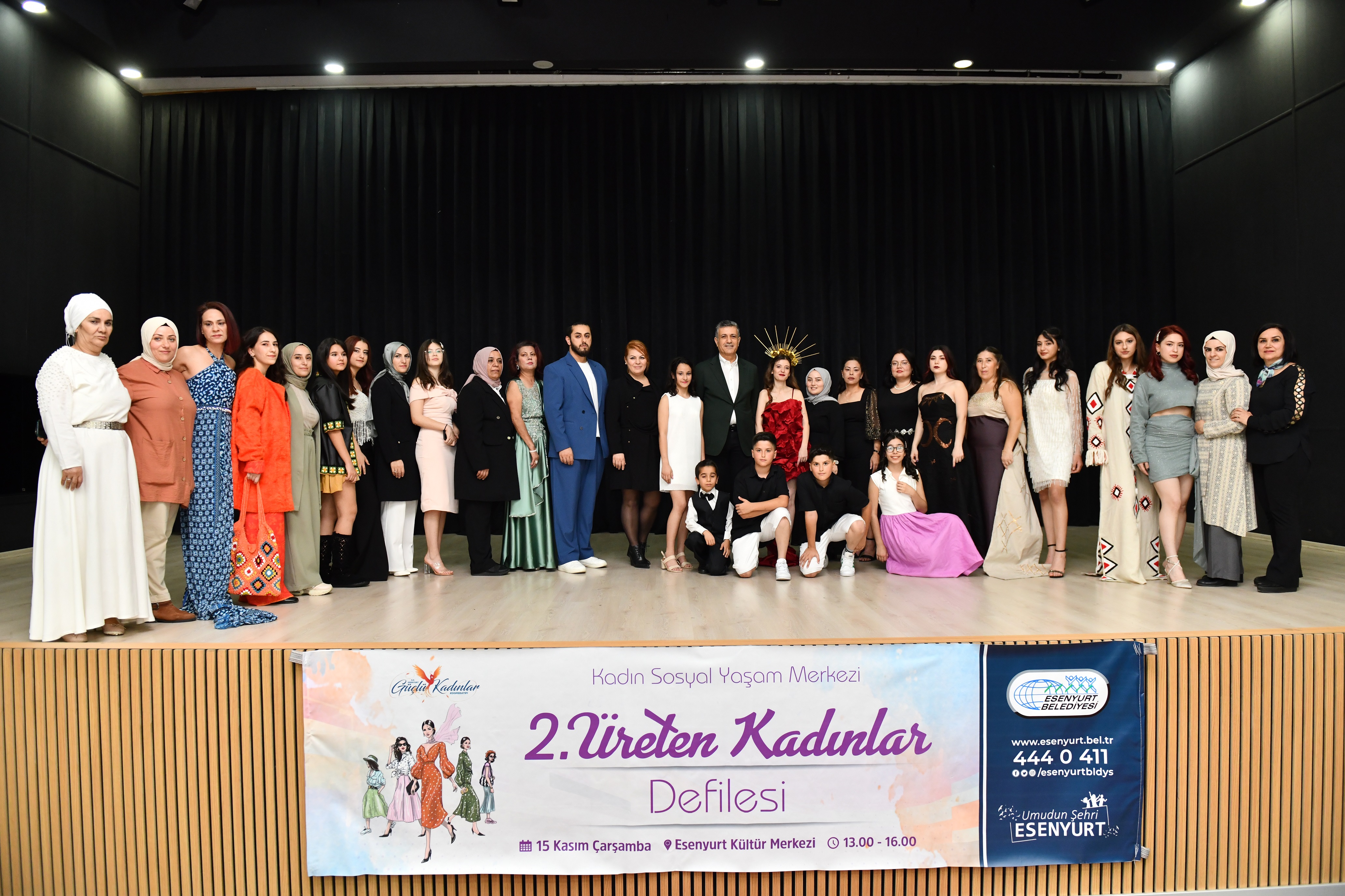 ESENYURTLU KADINLAR TASARIMLARIYLA PODYUMU RENKLENDİRDİ