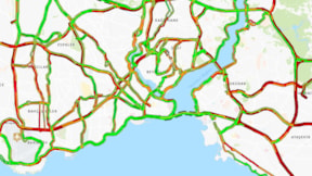İSTANBUL’DA YAĞIŞ VE PAZARTESİ BİRLEŞTİ TRAFİK KİLİTLENDİ