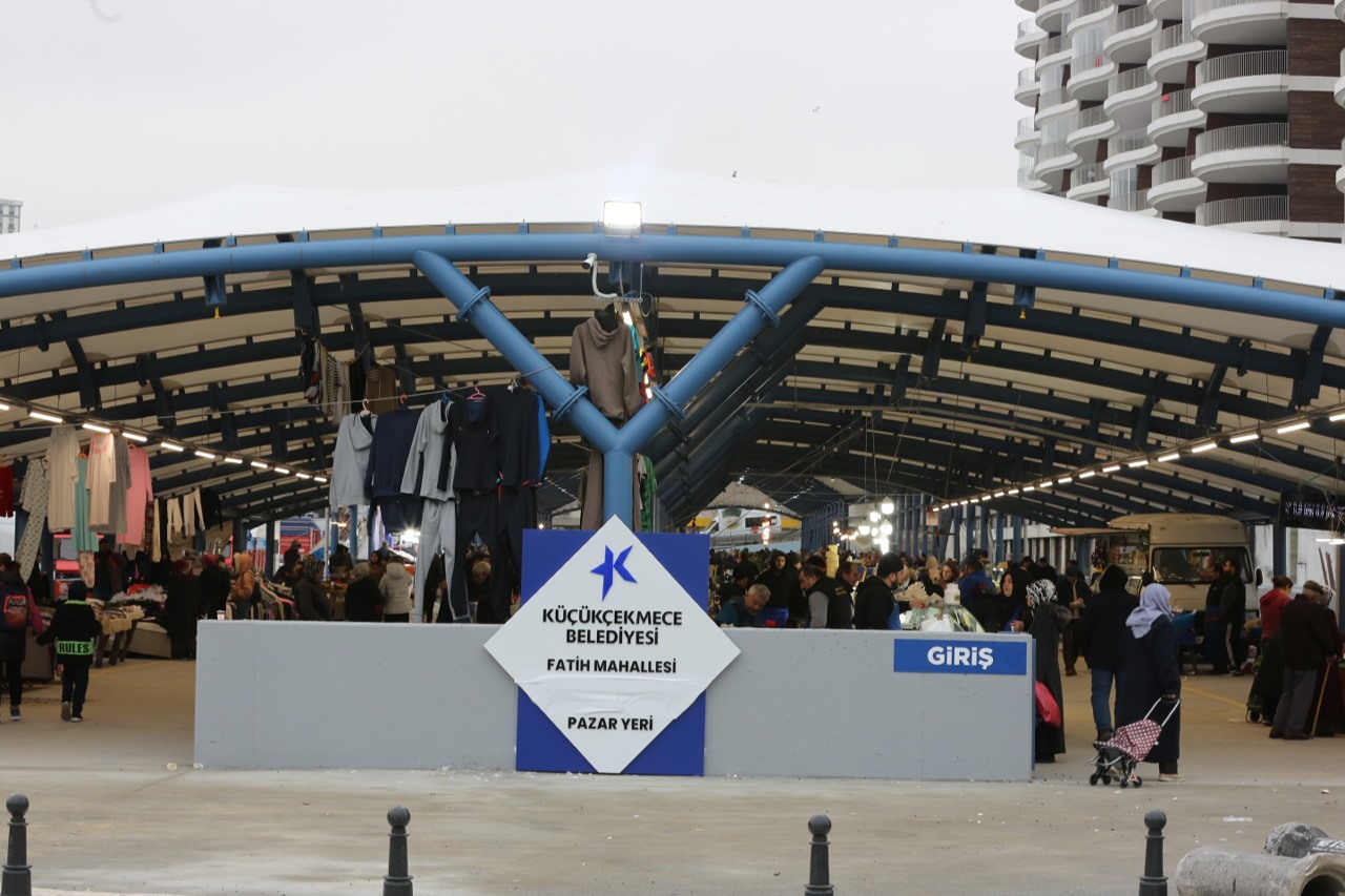 KÜÇÜKÇEKMECE FATİH MAHALLESİ YENİ VE MODERN PAZAR ALANINA KAVUŞTU