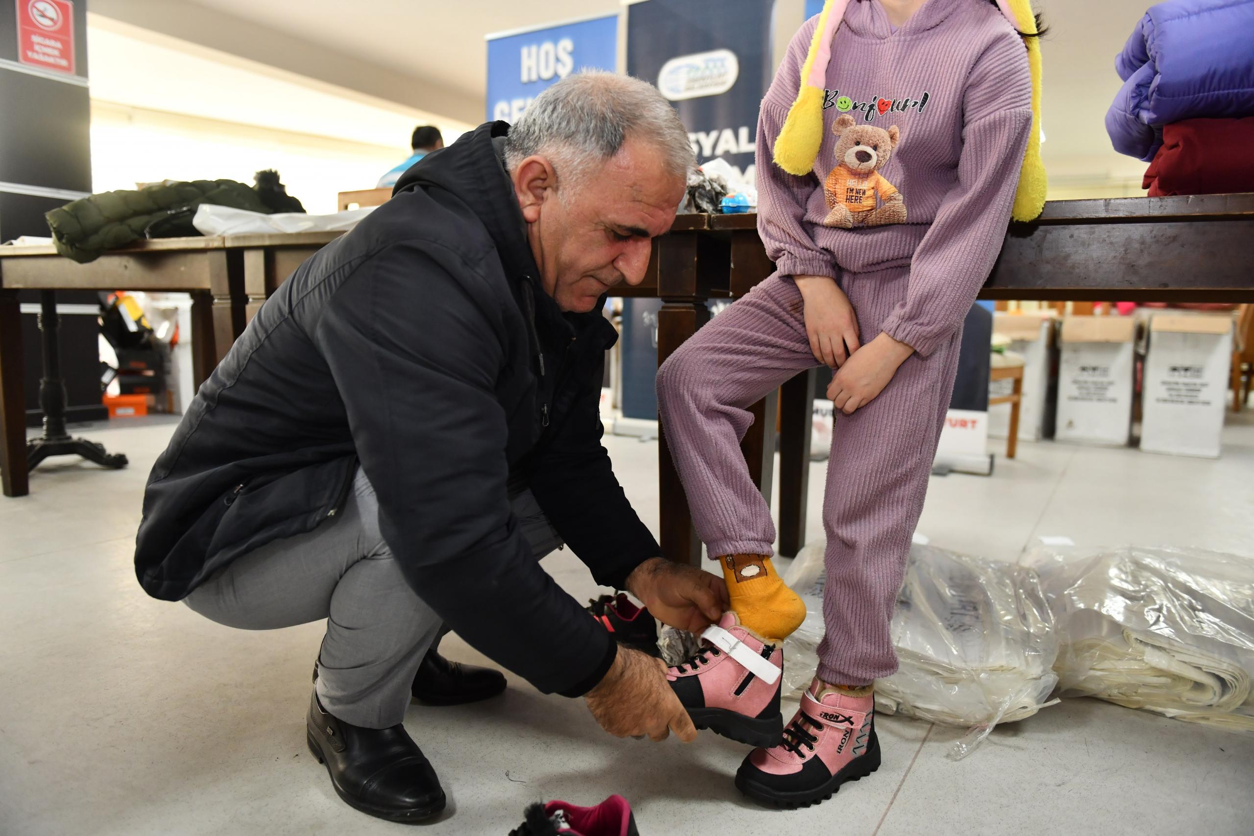 ESENYURT BELEDİYESİ’NDEN 6 BİN ÇOCUĞA MONT VE BOT YARDIMI