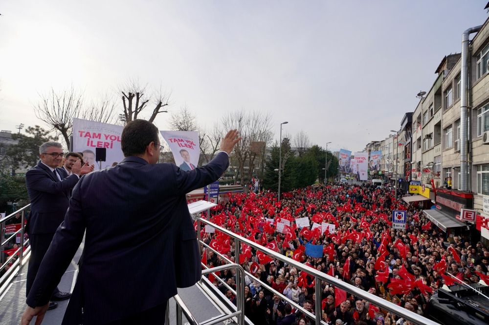 İMAMOĞLU VE MUTLU, BAYRAMPAŞA’DA COŞKULU KALABALIKLA BULUŞTU