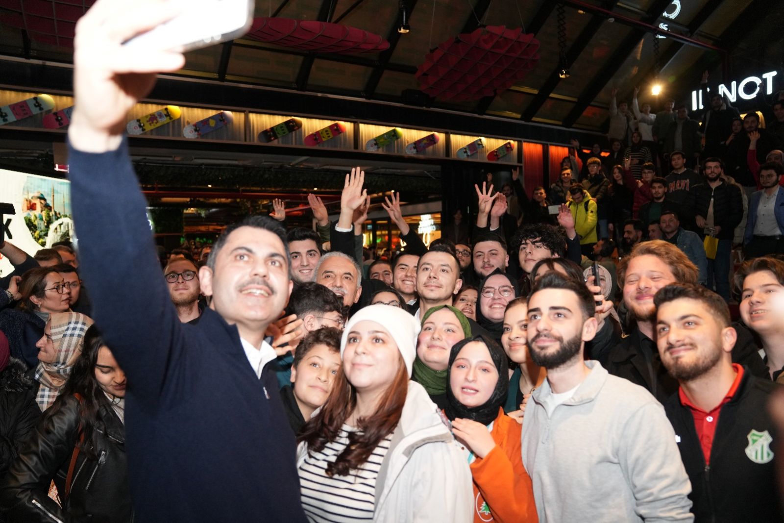 MURAT KURUM ÜMRANİYE’DE GENÇLERLE BİR ARAYA GELDİ