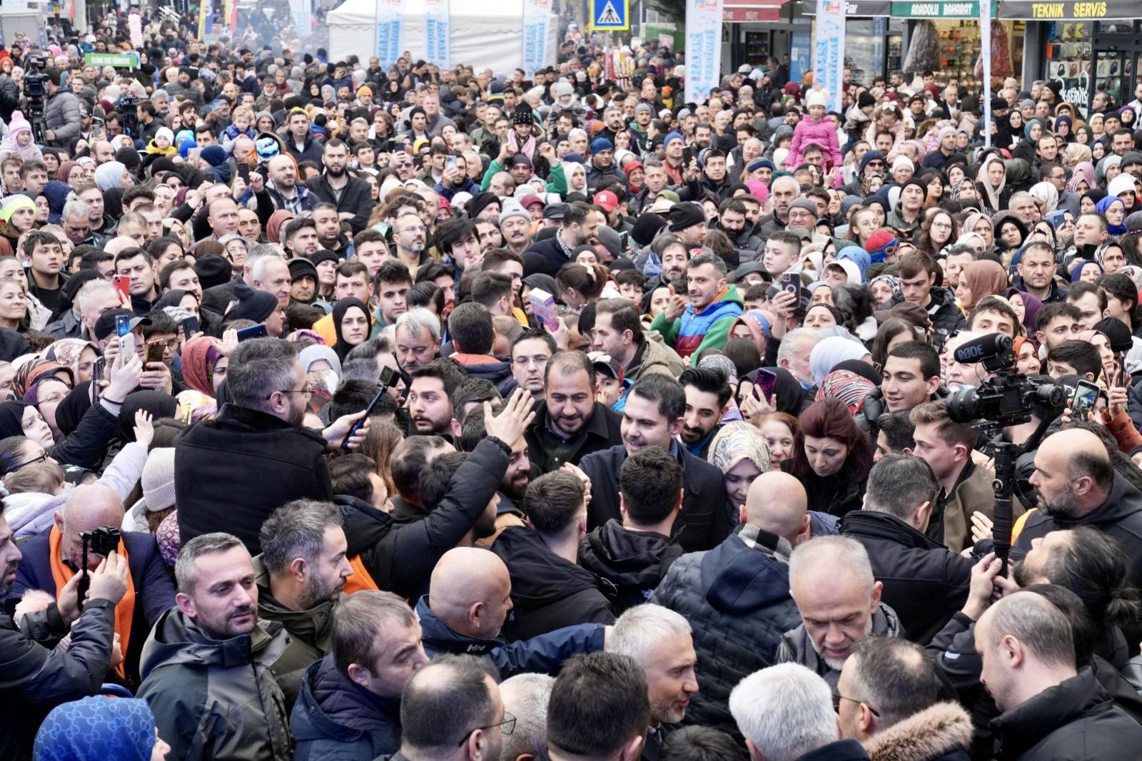 İSTANBUL BÜYÜKŞEHİR BELEDİYE BAŞKAN ADAYI MURAT KURUM ÇEKMEKÖY HAMSİ FESTİVALİ’NE KATILDI