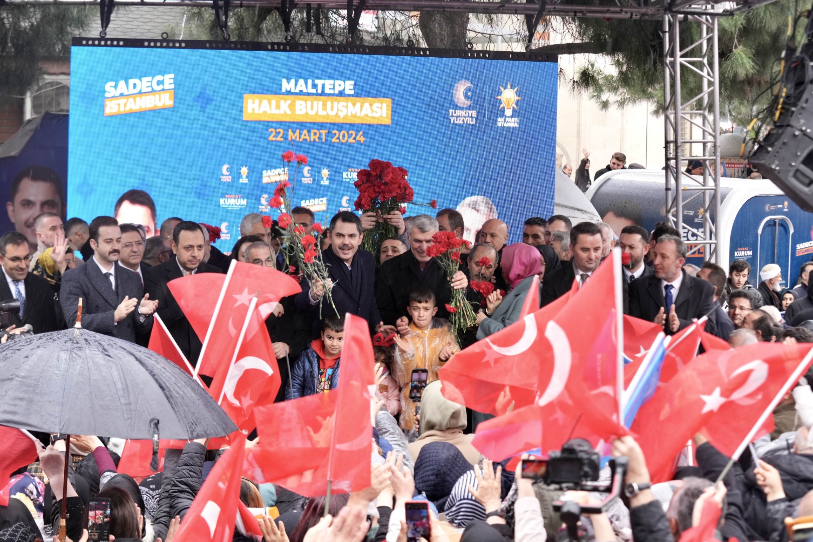 MURAT KURUM:’BU MEYDAN, ‘REKLAM BELEDİYECİLİĞİ DEĞİL, GERÇEK BELEDİYECİLİK’ DİYOR