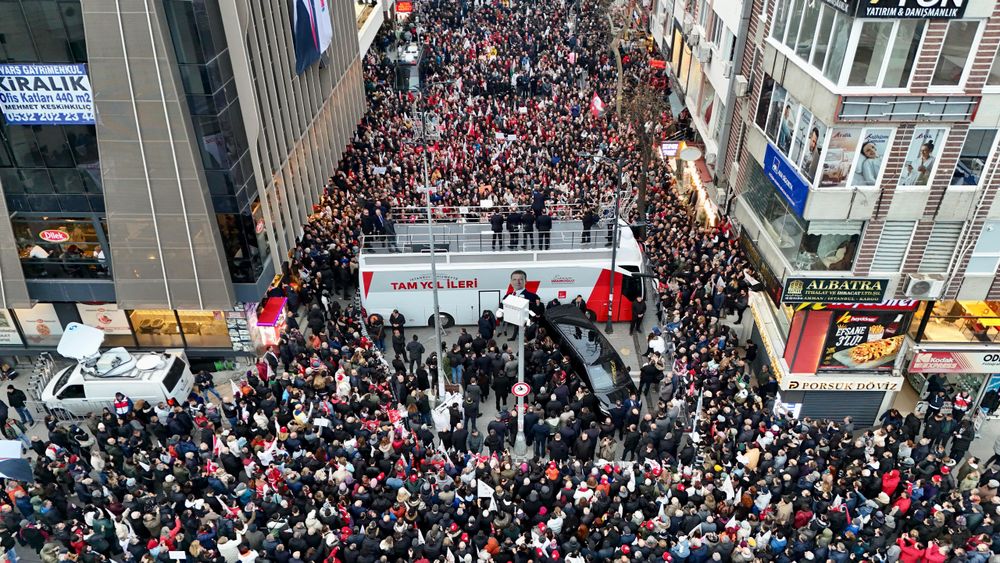 AVCILAR’DA DEMOKRASİ RÜZGARI