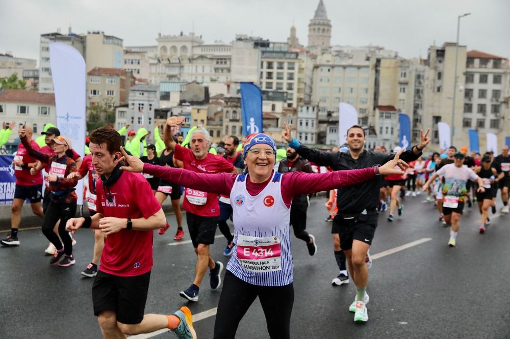 TÜRKİYE İŞ BANKASI 19. İSTANBUL YARI MARATONU’NDA YAĞMURLA GELEN REKOR