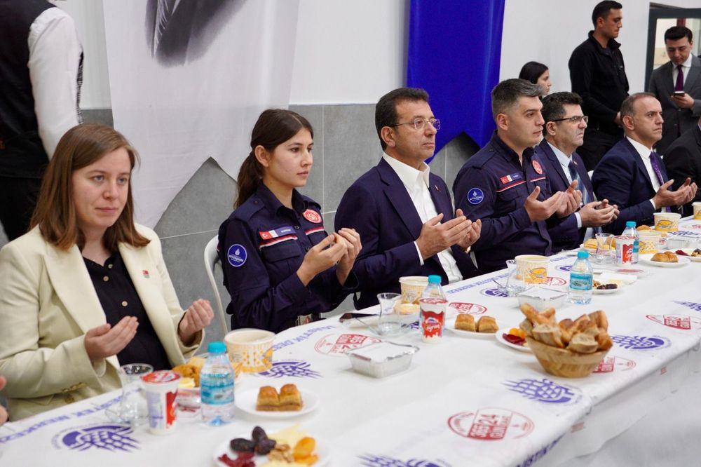 İMAMOĞLU İTFAİYE ERLERİYLE İFTAR SOFRASINDA BULUŞTU