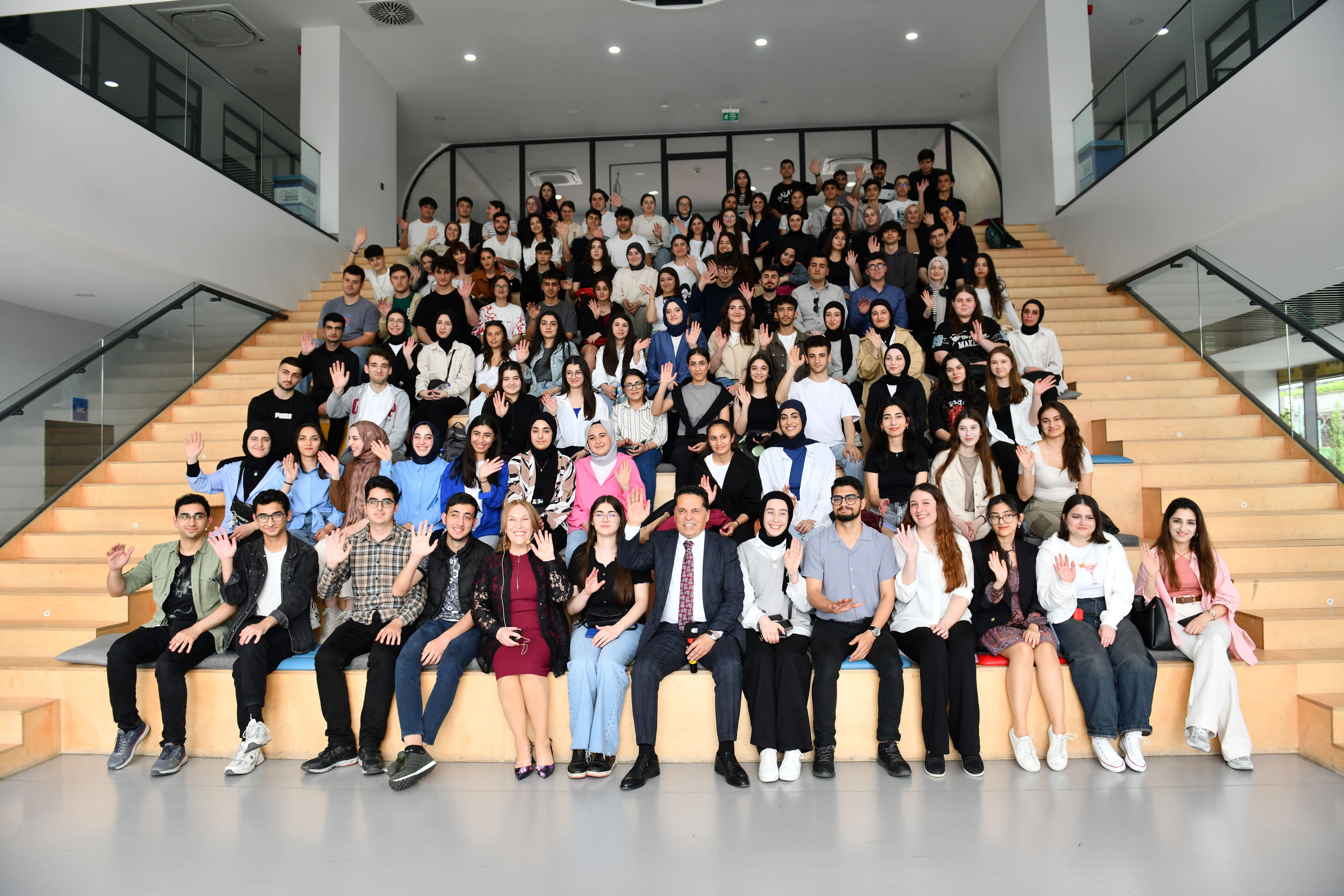 BAŞKAN ÖZER GENÇLERİN GELECEK HAYÂLLERİNDE YANLARINDA