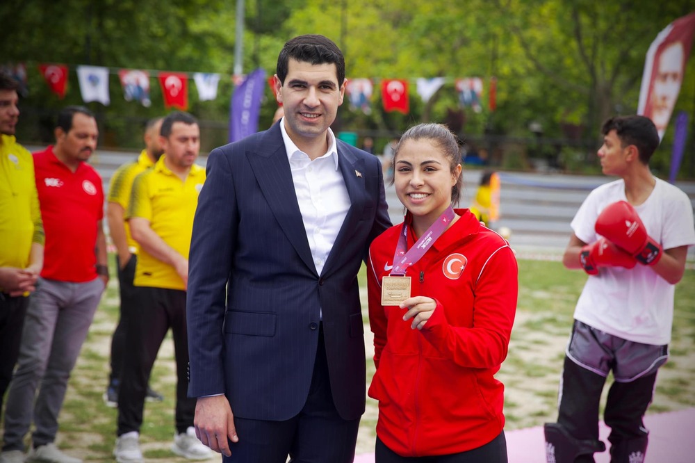 AVCILARLI DELAL AVRUPA ŞAMPİYONU OLDU, SEVİNCİNİ ÇAYKARA İLE PAYLAŞTI
