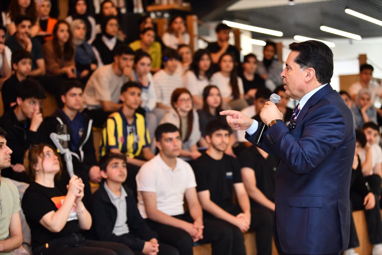 BAŞKAN ÖZER KARİYER YILLARINI ESENYURTLU GENÇLERE ANLATTI