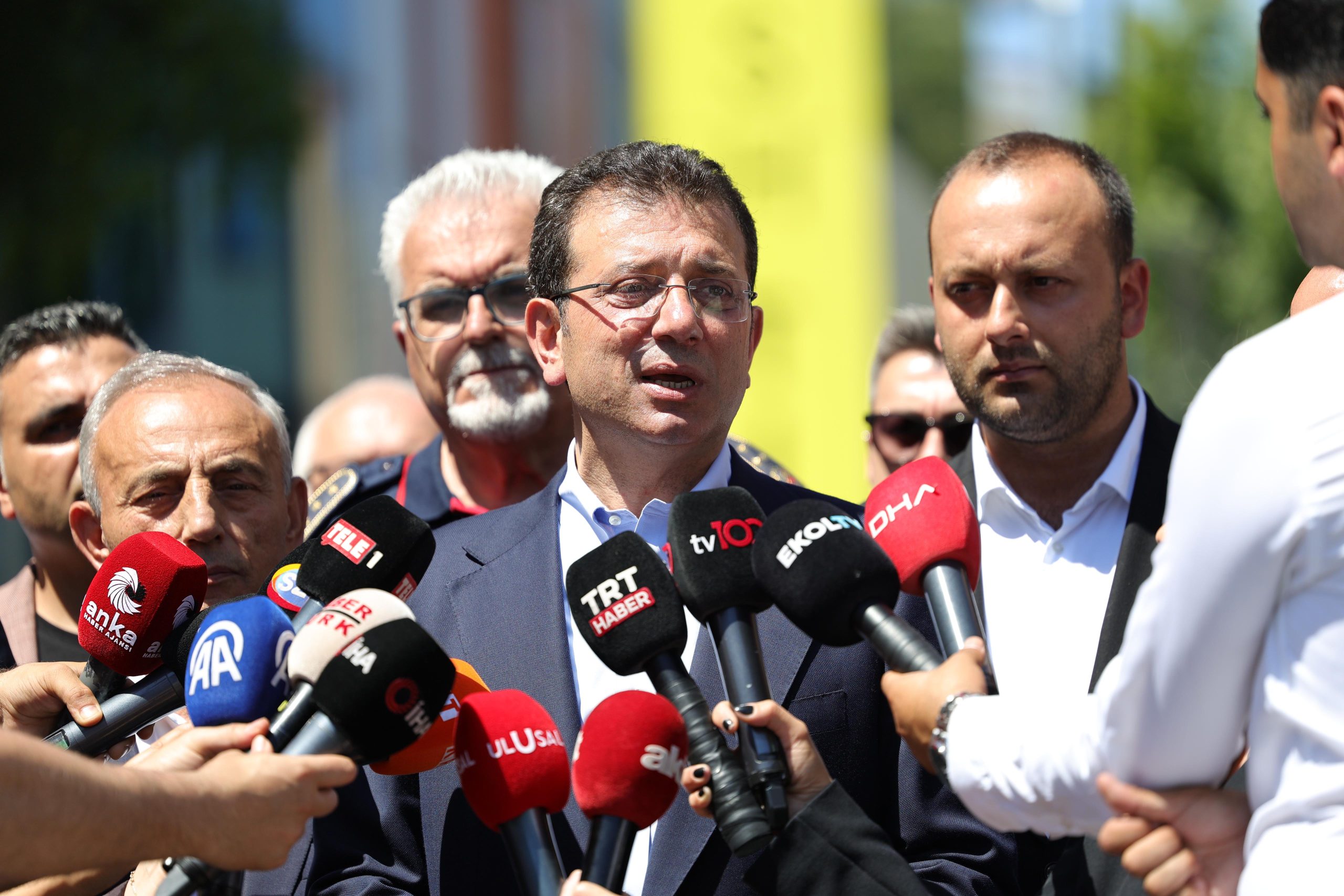 İMAMOĞLU KÜÇÜKÇEKMECE’DE ÇÖKEN BİNA ENKAZINDA İNCELEMELERDE BULUNDU