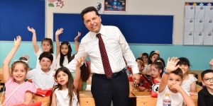 BAŞKAN ÖZER ESENYURTLU ÖĞRENCİLERİN KARNE HEYECANINA ORTAK OLDU