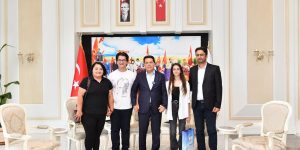 BAŞKAN ÖZER,  ESENYURTLU LGS TÜRKİYE BİRİNCİSİNİ KONUK ETTİ