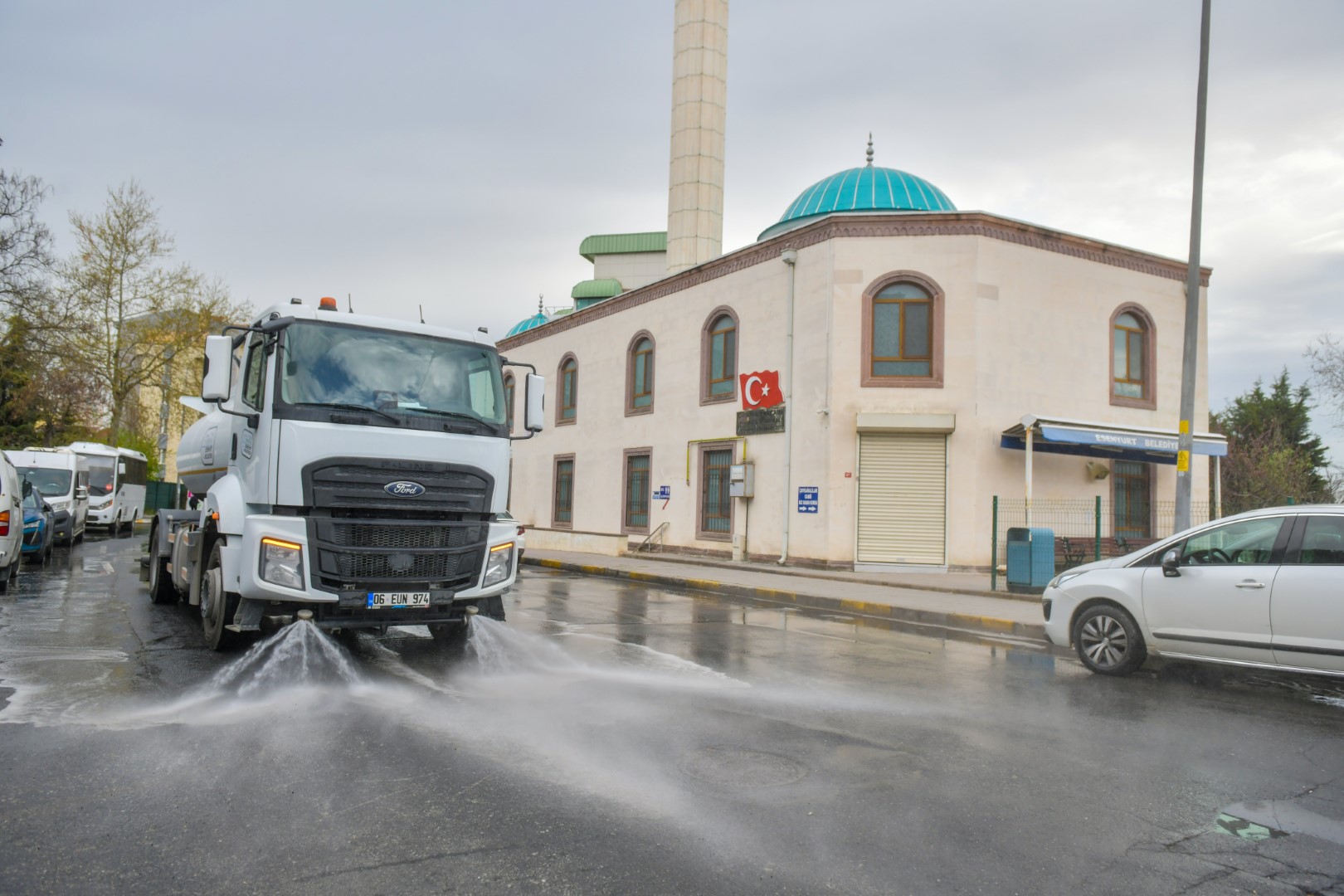 ESENYURT’UN SOKAKLARI BAYRAMA HAZIR