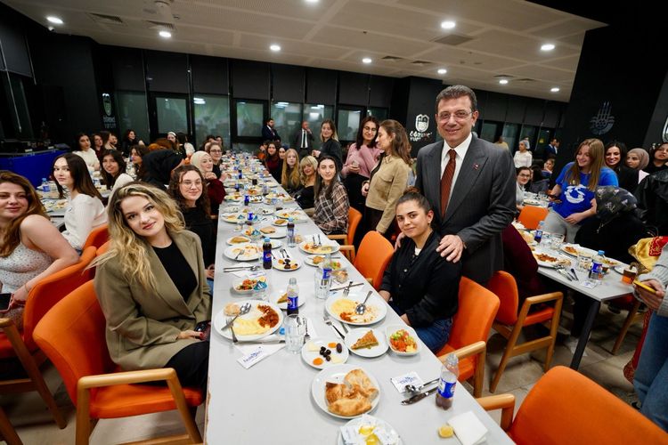 İMAMOĞLU ÖĞRENCİLERLE İFTAR YAPTI