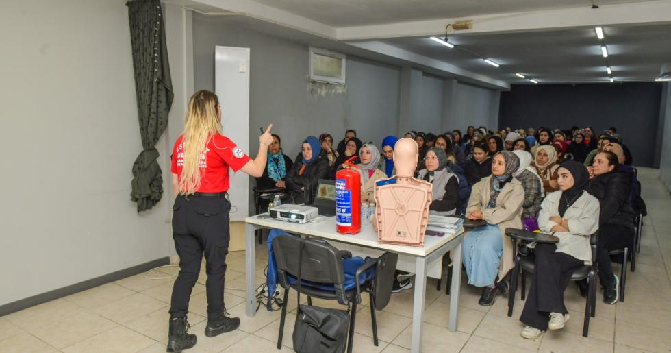 ESENYURT BELEDİYESİNDEN KADINLARA AFET BİLİNCİ EĞİTİMİ