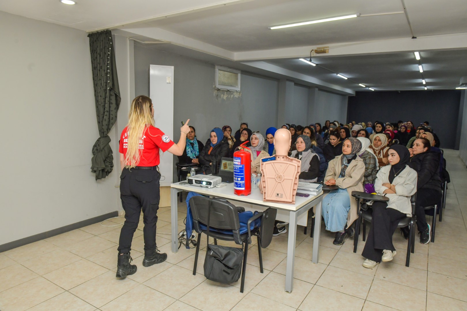 ESENYURT BELEDİYESİNDEN KADINLARA AFET BİLİNCİ EĞİTİMİ