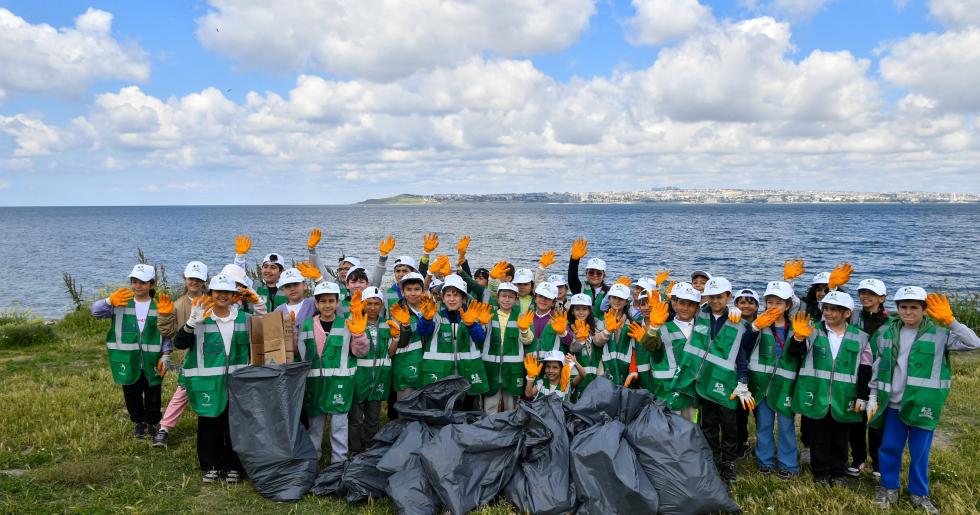 BEYLİKDÜZÜ’NDE ÇEVRE SEFERBERLİĞİ: GÜRPINAR SAHİLİ’NDE 100 KİLO ATIK TOPLANDI