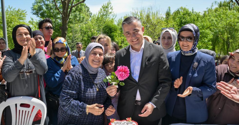 ESENYURTLU ANNELER ANNELER GÜNÜ’NDE EĞLENCEYE DOYDU