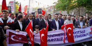 ON BİNLER DOLMABAHÇE’DEN BEŞİKTAŞ’A YÜRÜDÜ