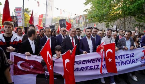 ON BİNLER DOLMABAHÇE’DEN BEŞİKTAŞ’A YÜRÜDÜ