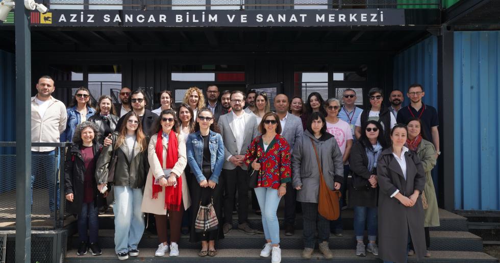 TEMİZ BEYLİKDÜZÜ İÇİN BELEDİYE GÖNÜLLÜLERLE EL ELE