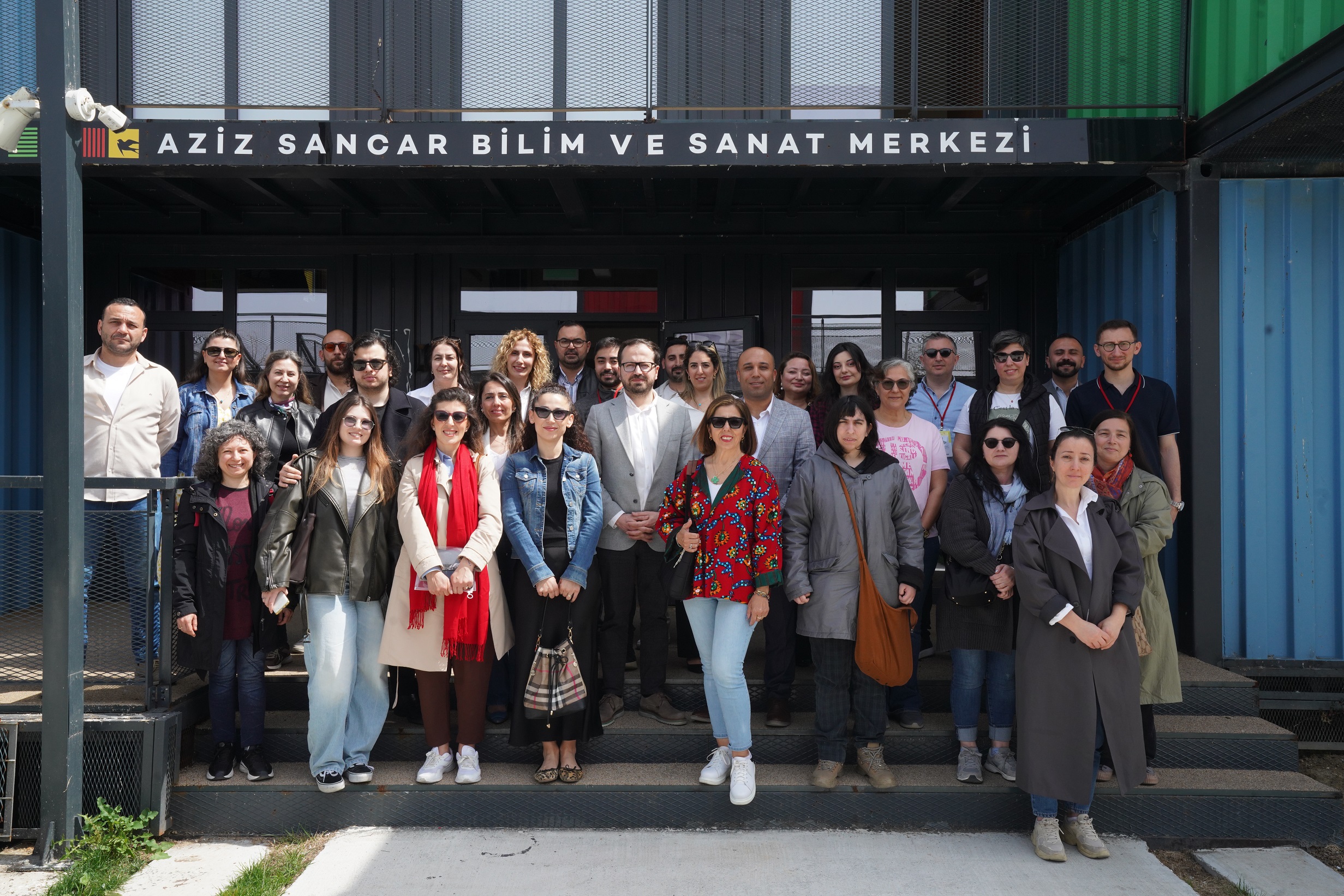 TEMİZ BEYLİKDÜZÜ İÇİN BELEDİYE GÖNÜLLÜLERLE EL ELE