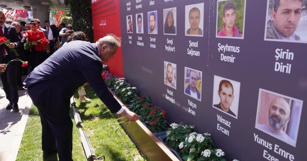 15 TEMMUZ ŞEHİTLERİ İBB ÖNÜNDE ANILDI