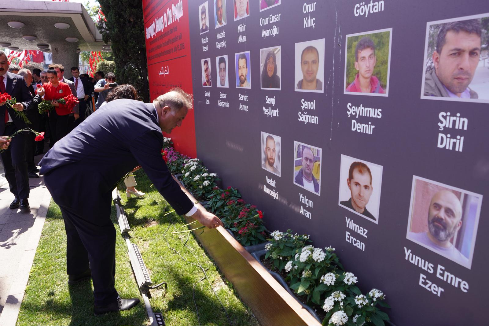 15 TEMMUZ ŞEHİTLERİ İBB ÖNÜNDE ANILDI