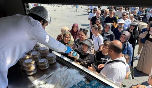 İBB, AŞURE GÜNÜ’NDE 15 BİN KİŞİYE AŞURE DAĞITTI