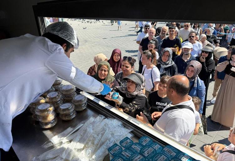 İBB, AŞURE GÜNÜ’NDE 15 BİN KİŞİYE AŞURE DAĞITTI
