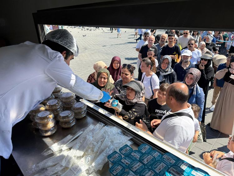 İBB, AŞURE GÜNÜ’NDE 15 BİN KİŞİYE AŞURE DAĞITTI
