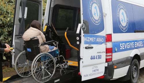 İHTİYAÇ SAHİPLERİNE SUNULAN ÜCRETSİZ ULAŞIM HİZMETİ DEVAM EDİYOR
