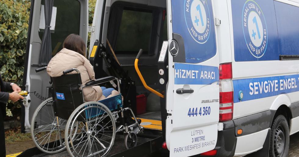 İHTİYAÇ SAHİPLERİNE SUNULAN ÜCRETSİZ ULAŞIM HİZMETİ DEVAM EDİYOR