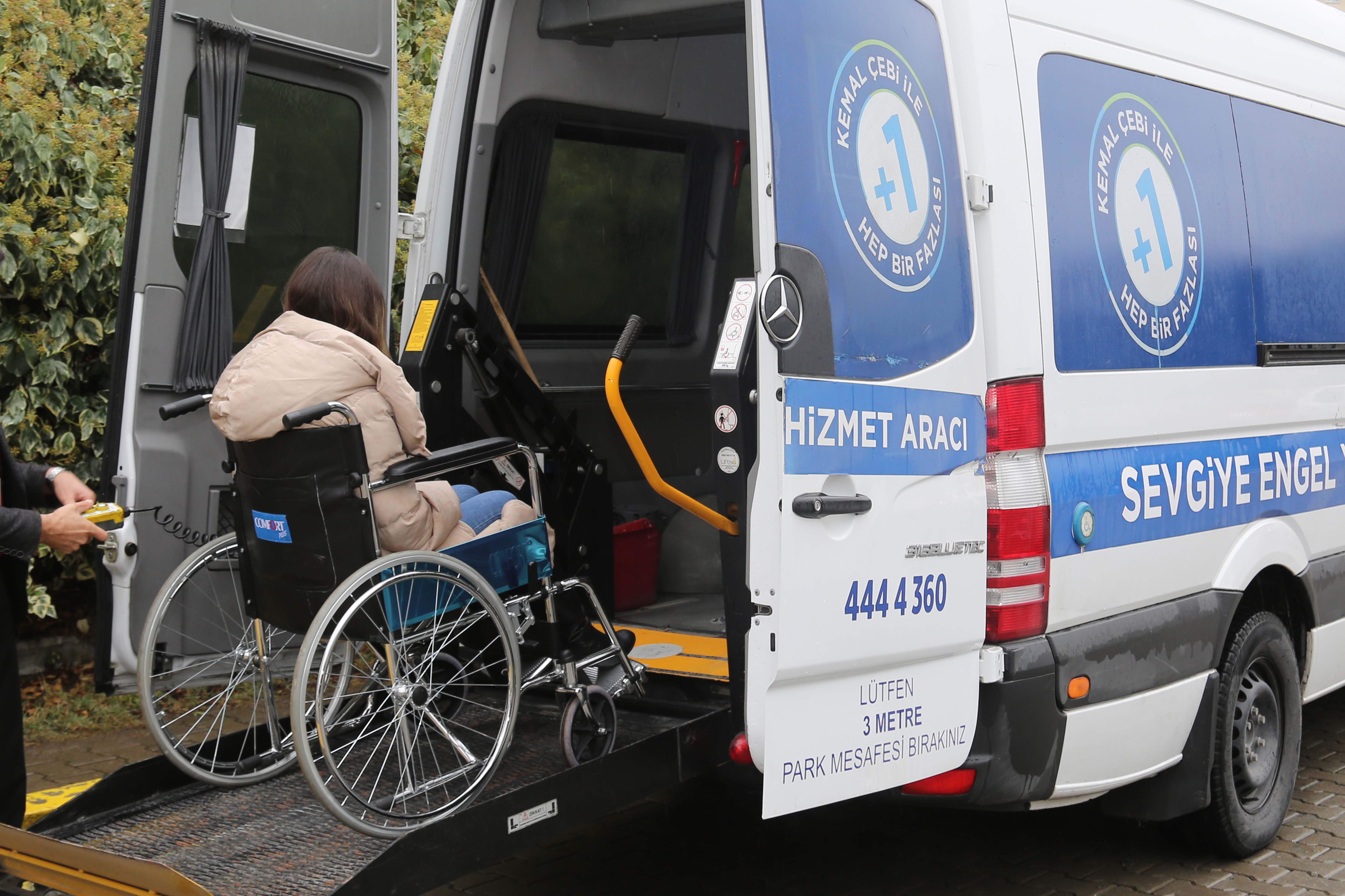 İHTİYAÇ SAHİPLERİNE SUNULAN ÜCRETSİZ ULAŞIM HİZMETİ DEVAM EDİYOR