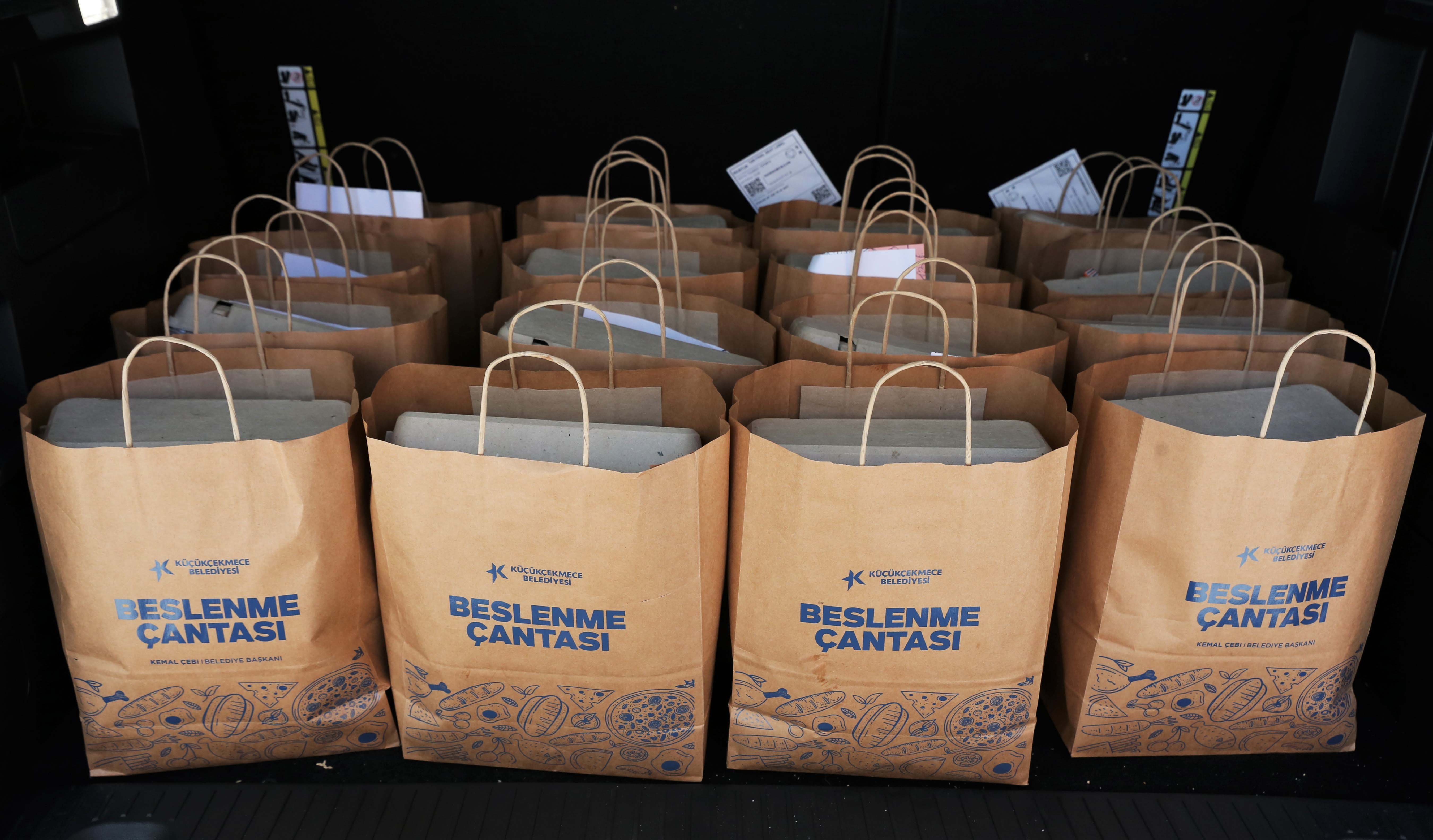 KÜÇÜKÇEKMECE BELEDİYESİ’NDEN İLKÖĞRETİM ÖĞRENCİLERİNE BESLENME ÇANTASI DESTEĞİ