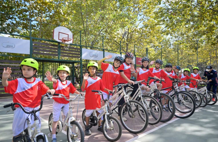 ESENYURT BELEDİYESİ’NDEN ÇOCUKLARA KIŞ SPOR OKULLARINDA BİSİKLET EĞİTİMİ