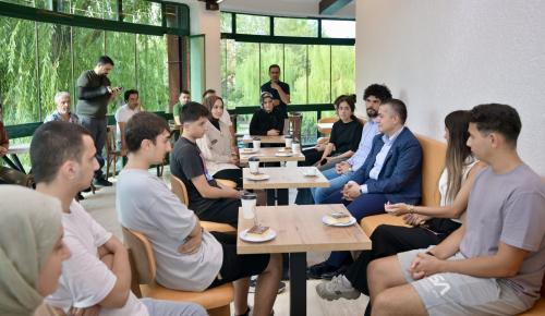 GENÇLER İÇİN YENİ BULUŞMA NOKTASI: VATAN KİTAP KAFE AÇILDI