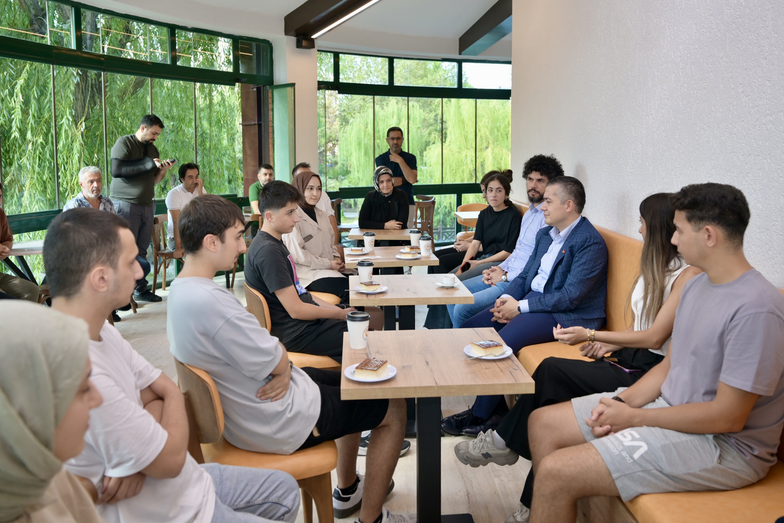 GENÇLER İÇİN YENİ BULUŞMA NOKTASI: VATAN KİTAP KAFE AÇILDI