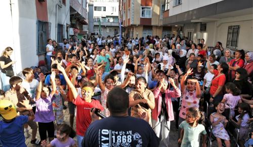 KÜÇÜKÇEKMECE’DE BİNLERCE ÇOCUK ‘SOKAKTA OYUN VAR’ İLE YAZ TATİLİNİN TADINI ÇIKARTTI